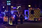 V Londýně zasahuje policie u tří incidentů. Do chodců najela dodávka, další lidé byli pobodáni