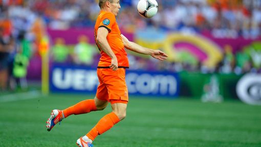 Arjen Robben si zpracovává míč během utkání Nizozemska s Dánskem v základní skupině B na Euru 2012.