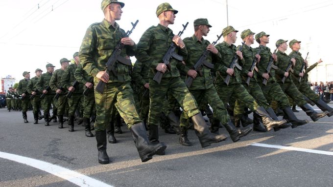 Separatisté nacvičují na přehlídku v Doněcku.