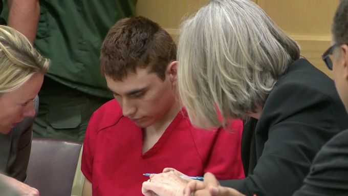 Devatenáctiletý Nikolas Cruz, který vraždil na floridské škole, se dostavil poprvé před soud.