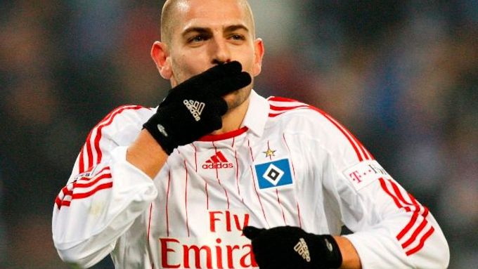 Hamburský Petrič se raduje z rozhodující branky v zápase proti Bayernu Mnichov