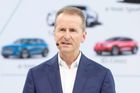 Šéf Volkswagenu Diess prodává Tesly. Podívejte, jak jsou napřed, lidé je milují, říká