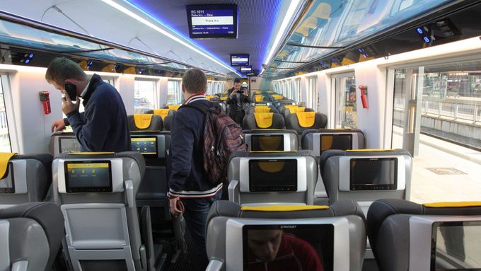 Fotky: Víc lidí a monitory. RegioJet ukázal první nový vagón