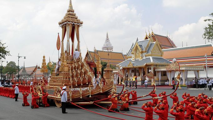 Thajský král byl zpopelněn ve zlatém krematoriu. Podívejte se na smuteční průvod