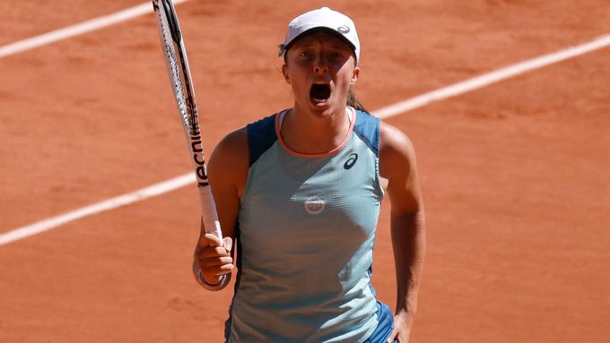 Iga Šwiateková slaví výhru v semifinále letošního French Open