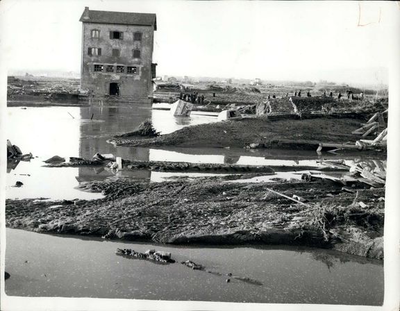 Stavba na řece Reyran, která je v létě téměř vyschlá, ale při podzimních deštích se mění v divoký tok probíhala mezi lety 1952 a 1954.