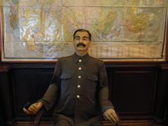 Na návštěvníky zde čeká Stalinova vosková figurína.