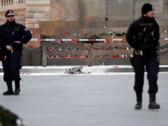 Policisté na Václavském náměstí v Praze, kde záchranáři 18. ledna 2019 odpoledne zasahovali u popáleného muže.