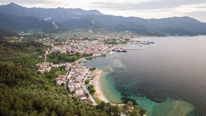 Řecký tisk na základě svědectví z míst v úterý informoval, že sanitka přijela k turistce, kterou se snažili oživit další lidé, 51 minut od zavolání.