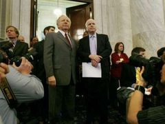 Američtí senátoři Lieberman (vlevo) a McCain na washingtonské konferenci.
