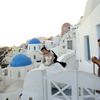 I v Řecku jsou však stále místa, která referendum nezasáhlo. Novomanželé se fotí s výhledem na moře na ostrově Santorini.