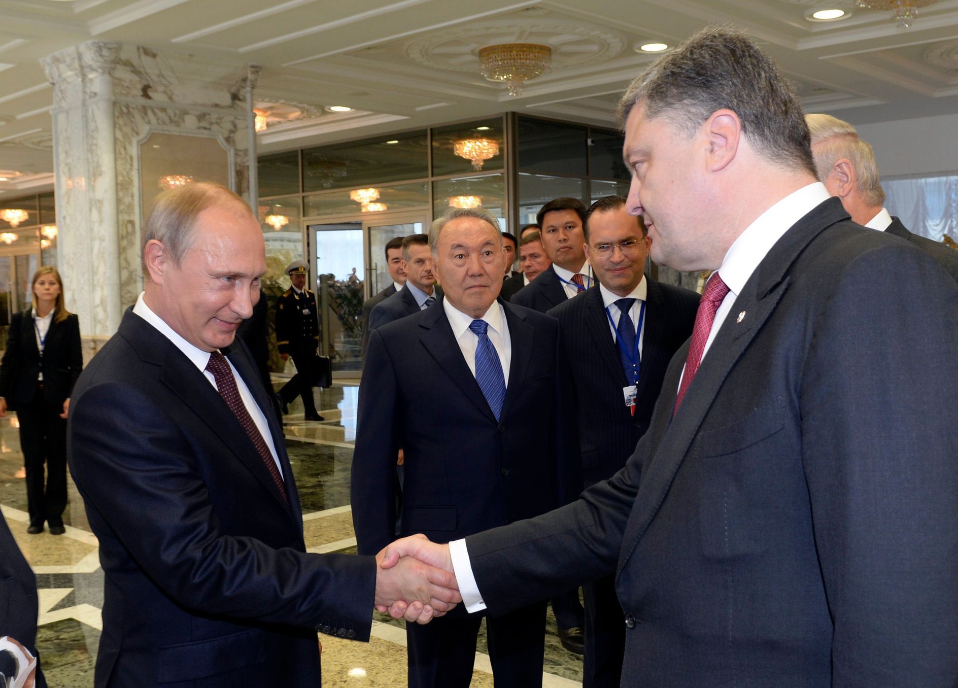 Ruský prezident Vladimir Putin si potřásá rukou s ukrajinským prezidentem Ptrem Porošenkem