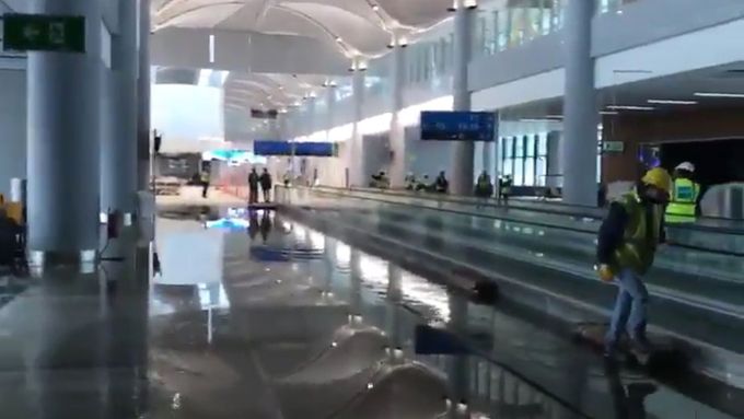 Při prvním dešti se hala nového letiště v Istanbulu proměnila v jezero