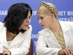 Šéfka ukrajinské mise MMF Ceyla Pazarbasiogluová s premiérkou Julií Tymošenkovou. Kéž by se obě strany dokázaly na půjče shodnout tak elegantně, jako na volbě šatů a doplňů.