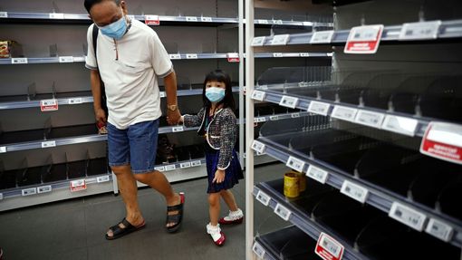 Singapuřané nakupují ve velkém zásoby kvůli panice zvýšení stupně výstrahy před koronavirem. V obchodech zůstaly prázdné regály.