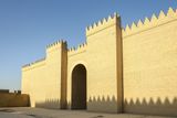 Zbytky starobylého města Babylon jsou k vidění v dnešním Iráku, 90 kilometrů východně od metropole Bagdádu. Je považován za nejstarší hlavní město na světě. Symbolizoval moc říše, která zažila největší slávu v 6. století před naším letopočtem.