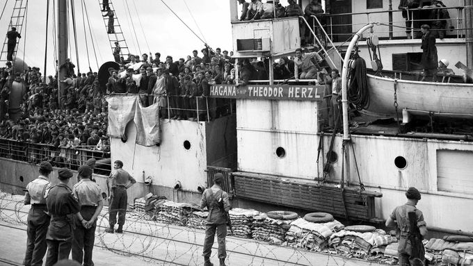Loď nazvaná po zakladateli moderního sionismu Theodoru Herzlovi přiváží židovské uprchlíky do přístavu v Haifě, 14. dubna 1947.