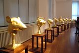 Souprava dvanácti pozlacených zvířecích hlav (Zvěrokruh) vznikla v roce 2010. Před rokem byla vydražena na londýnské aukci za 4,3 milionu dolarů (téměř 104 milionů korun).