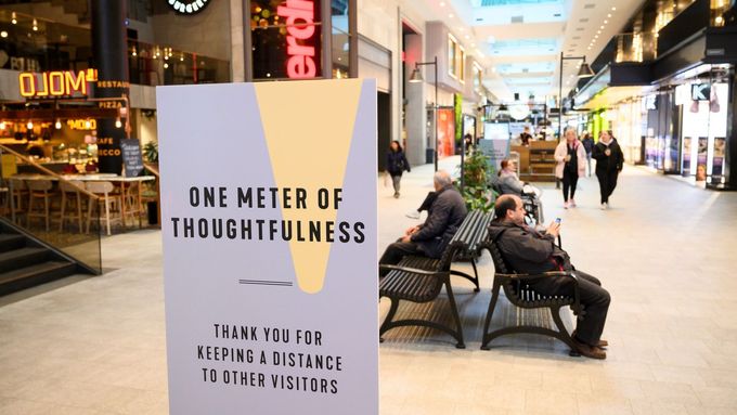 Výzva k dodržení bezpečné vzdálenosti mezi lidmi v obchodním centru ve Stockholmu (12. května 2020)