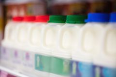 Lepší je mléko v plastu než v krabici, překvapili vědci. Měřili vliv obalů na přírodu