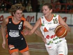 Eva Vítečková z Gambrinusu Brno (vpravo) se snaží obejít Catherine Melainovou z francouzského týmu Bourges Basket.