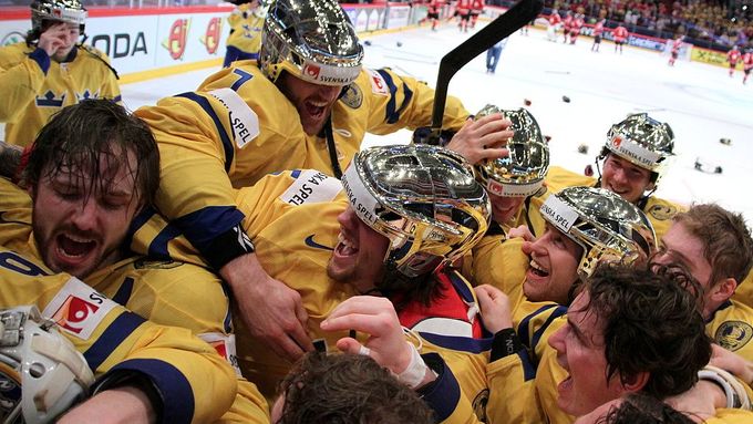 Švédští hokejisté podle tradičního zvyku slavili titul ve zlatých helmách. Noc ve Stockholmu byla určitě hodně bujará