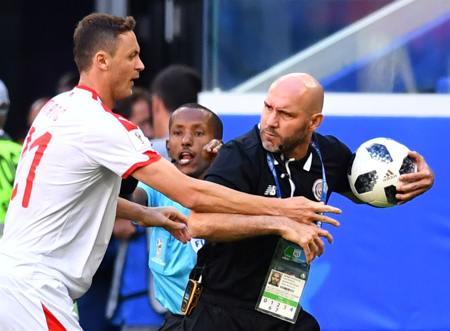 Nemanja Matič při konfliktu s kostarickým asistentem Luisem Marinem v zápase Kostarika - Srbsko na MS 2018