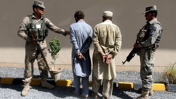 Afghánští policisté se zadrženými členy Tálibánu, ilustrační foto.
