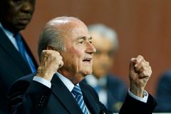 Husajn volby vzdal, Blatter bude dál vládnout fotbalu