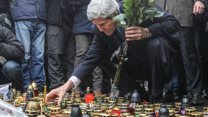 Americký ministr zahraničí John Kerry v Kyjevě uctil památku obětí nepokojů.