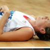 Francouzská basketbalistka Elodie Godinová leží po pádu v utkání s Českou republikou ve čtvrtfinále OH 2012 v Londýně.