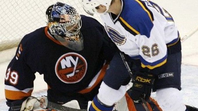 Český útočník Petr Čajánek ze St. Louis Blues sleduje tečovaný puk, kterým vyrovnal těsně před koncem zápasu proti New Yorku Islanders.