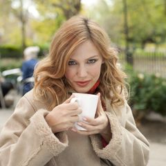 žena s kávou
