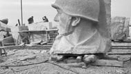 Sousoší na úpatí Letenské pláně v čele s Josifem Vissarionovičem Stalinem odhalili čeští komunisté 1. května 1955.