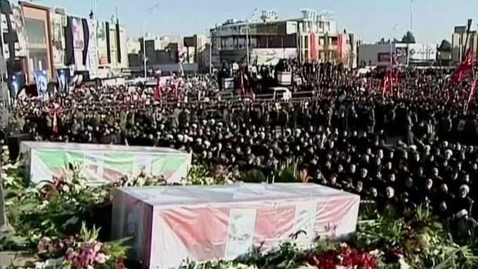 Davy Íránců přišly pohřbít Kásema Solejmáního v jeho rodném městě