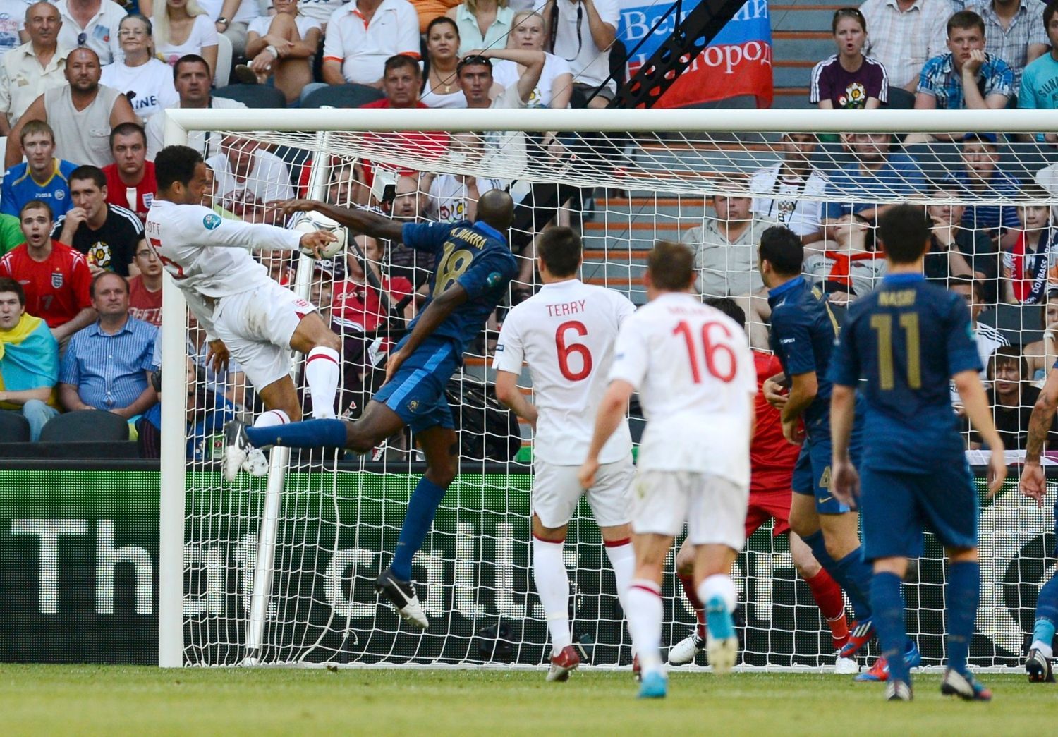 Joleon Lescott skóruje v utkání Francie - Anglie na Euru 2012