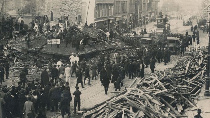 Pád domu měl tragickou i absurdní příchuť. Podle závěrů vyšetřování došlo ke zřícení kvůli přetížení rohových pilířů a příliš uspěchané stavbě.