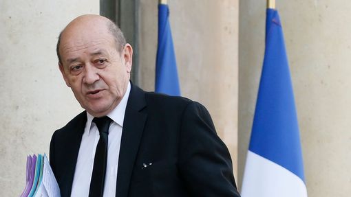 Francouzský ministr obrany Jean-Yves Le Drian jde na jednání kvůli útokům v Bruselu.
