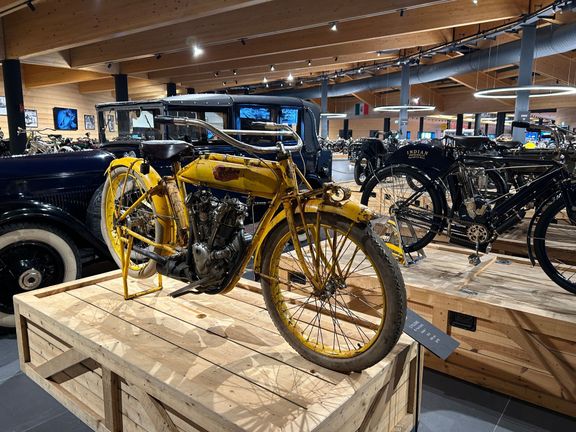 Cyclone V-Twin z roku 1915. Velmi vzácný kus. Letos se jedna vydražila v aukci v Las Vegas za 1,3 milionu dolarů, tato je ale v lepším stavu.