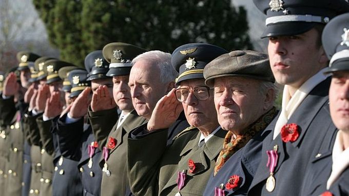 Váleční veterání obdrželi vyznamenání za účast a projevené hrdinství v době 2. světové války.