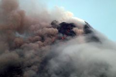 Na Filipínách zlobí sopka Mayon. Úřady varují před silnou erupcí