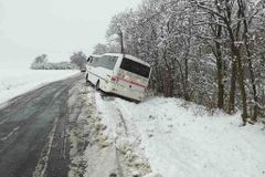 Na území Česka hrozí náledí. Sněžení už ale ubývá, cesty jsou většinou sjízdné