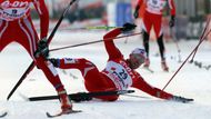 Pražská lyže 2009: Tord Asle Gjerdalen (Norsko) padá v cíli čtvrtfinálové rozjížďky