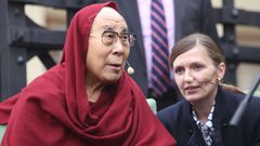 Na Hradčanském náměstí v Praze promluvil tibetský duchovní vůdce dalajláma. Záznam DVTV z celé akce.