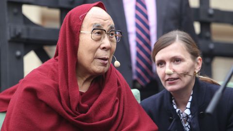 Dalajláma v Praze promluvil k lidem, vyzval k udržování Havlova odkazu. Záznam DVTV z celé akce