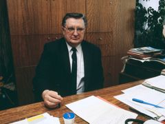 František Čuba ve své kanceláři v JZD Slušovice, květen 1989.