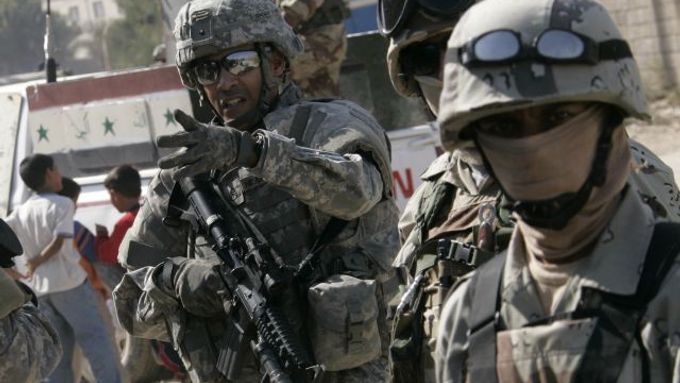 Američtí a iráčtí vojáci na společné hlídce v Bagdádu.