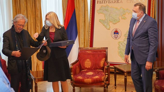 Prezidentka Republiky srbské Željka Cvijanovičová vyznamenává Petera Handkeho (úplně vlevo).
