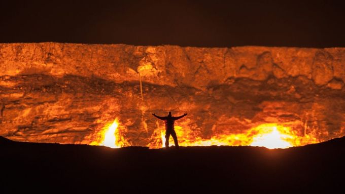 Uprostřed pouště Karakum v Turkmenistánu leží Brána do pekla. Stále planoucí ohně v díře o průměru 70 metrů a hloubce 30 metrů živí metan.