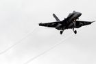 Na východě Anglie havarovala americká stíhačka F-18, pilot nepřežil